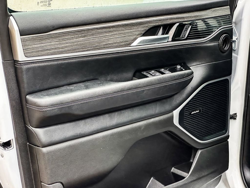 Used 2024 Jeep Wagoneer L Series III w/ Flexible Seating Group image 9