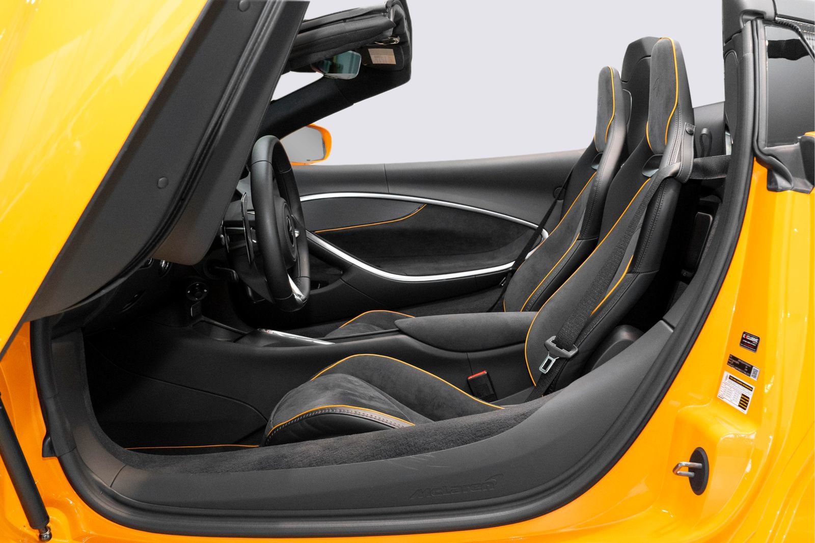 Used 2026 McLaren Artura Spider RWD image 15