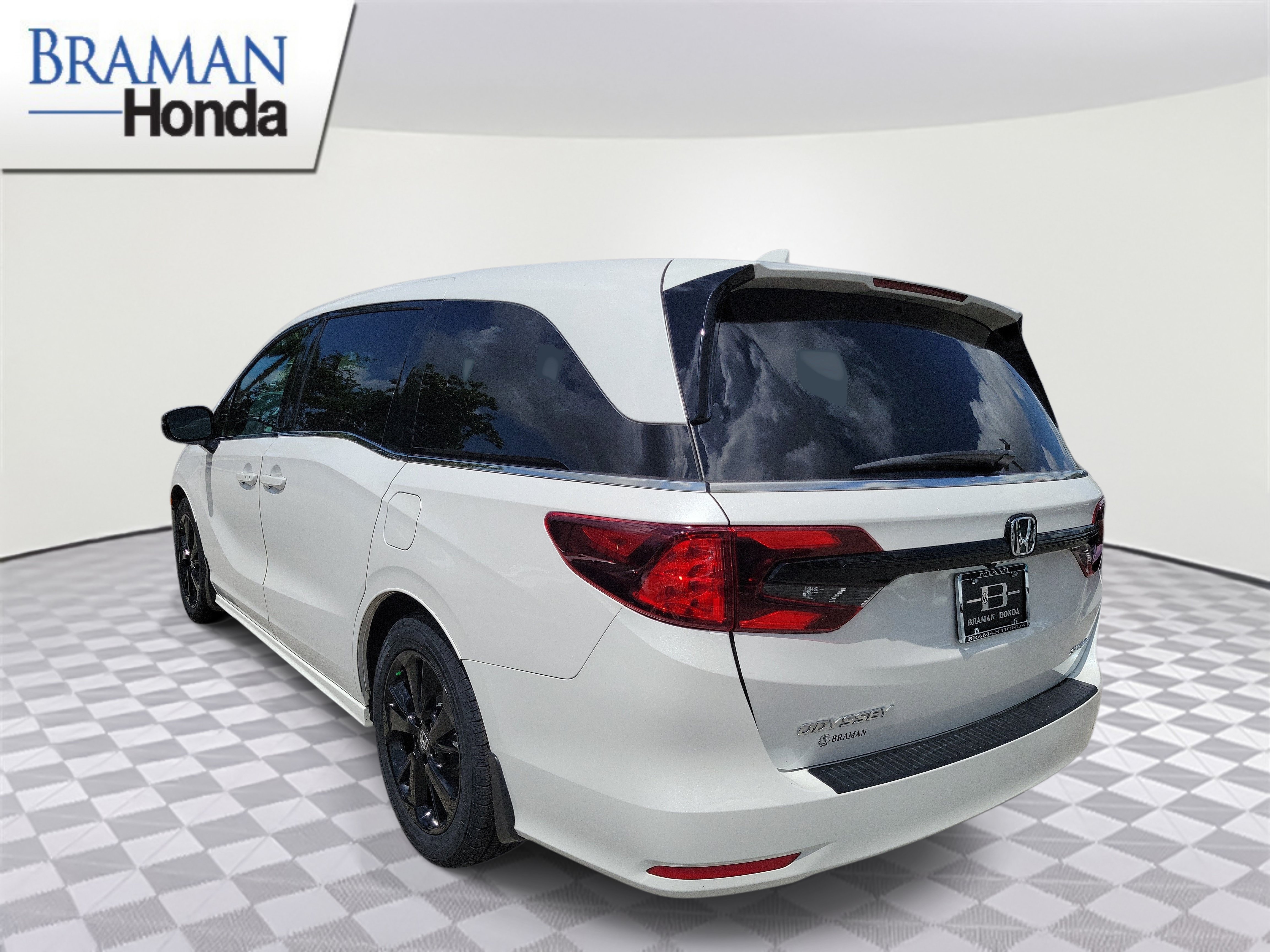 Certified 2023 Honda Odyssey Sport image 3