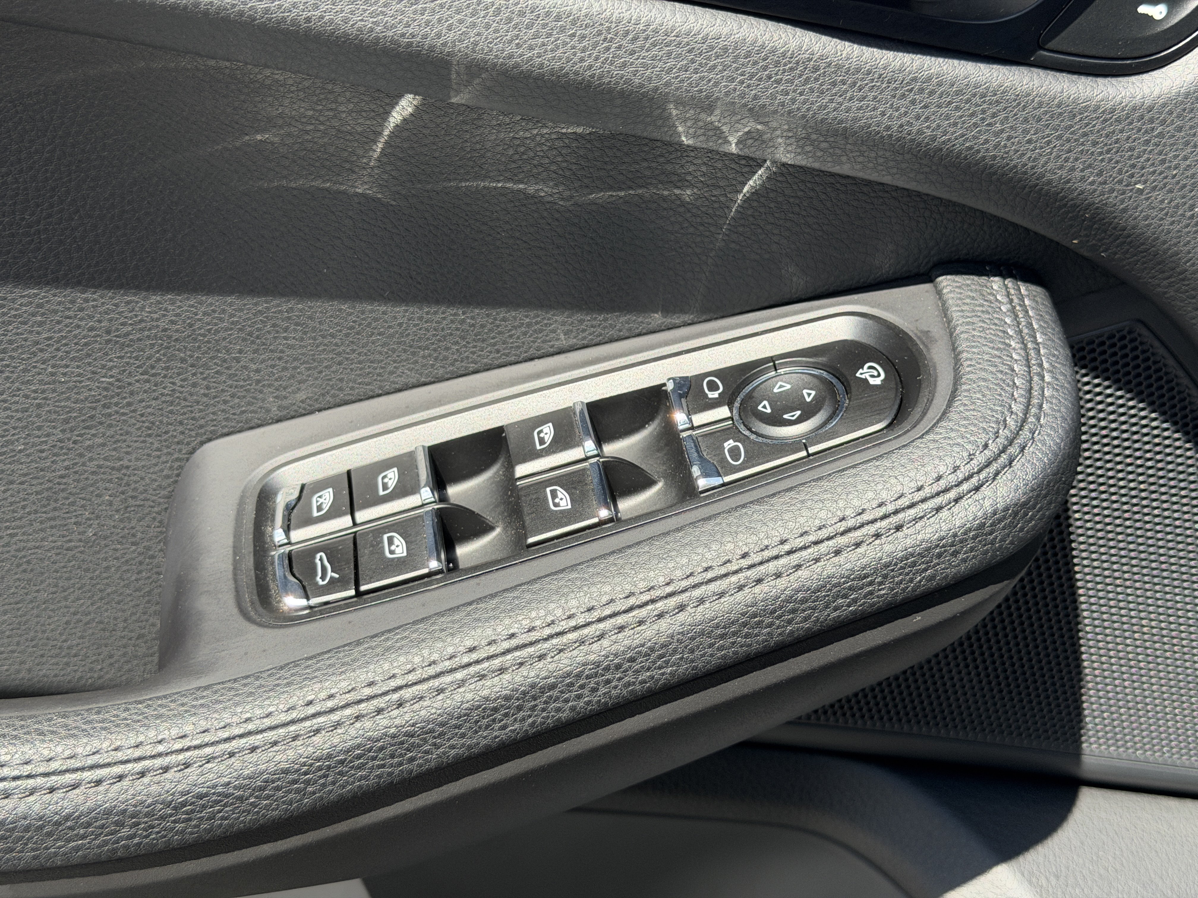 Certified 2024 Porsche Macan AWD/4WD image 21