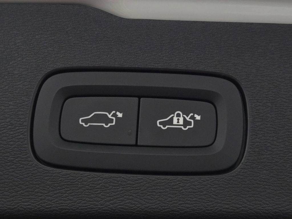 Used 2025 Volvo V60 B5 Cross Country Plus image 15