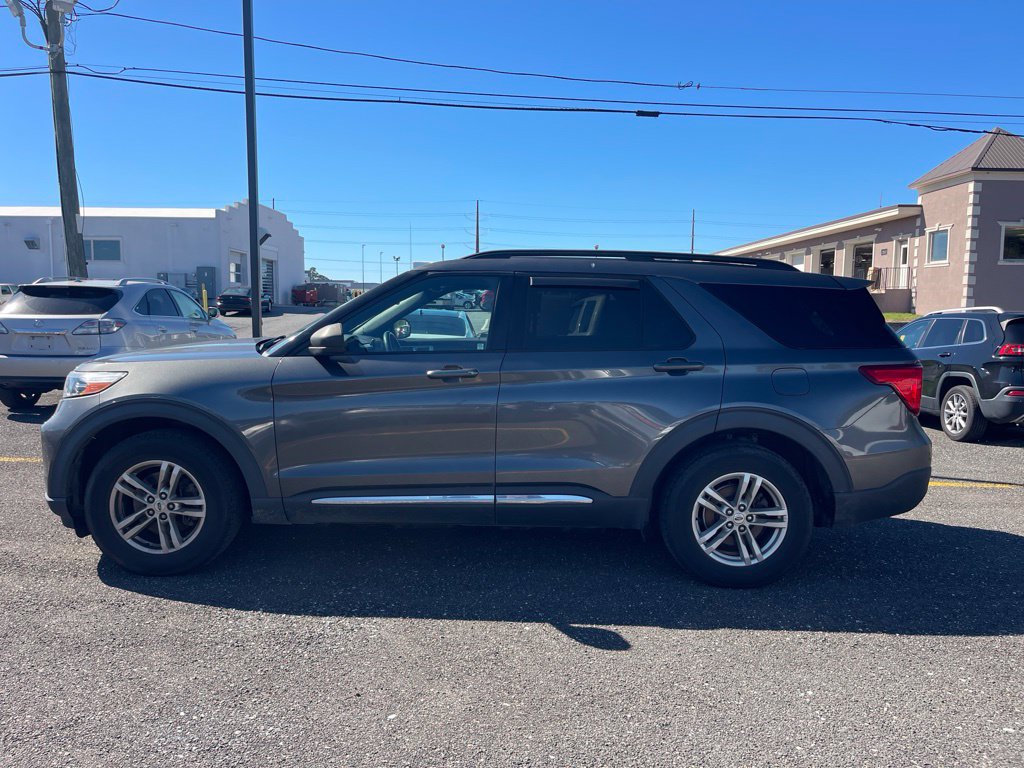Used 2020 Ford Explorer XLT w/ Equipment Group 202A AWD/4WD image 2