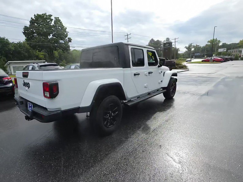Certified 2022 Jeep Gladiator Sport AWD/4WD image 2
