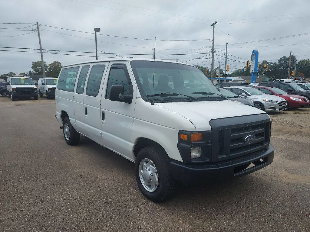 Used 2014 Ford E-150 and Econoline 150 Wagon image 2