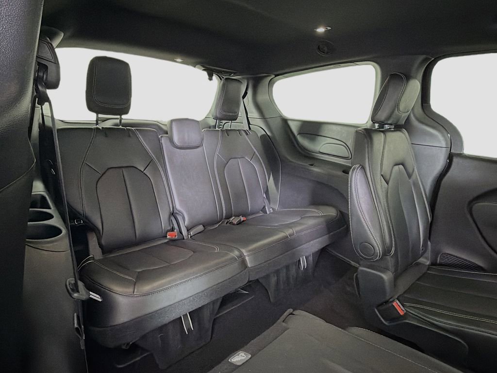 Used 2025 Chrysler Pacifica Select image 30