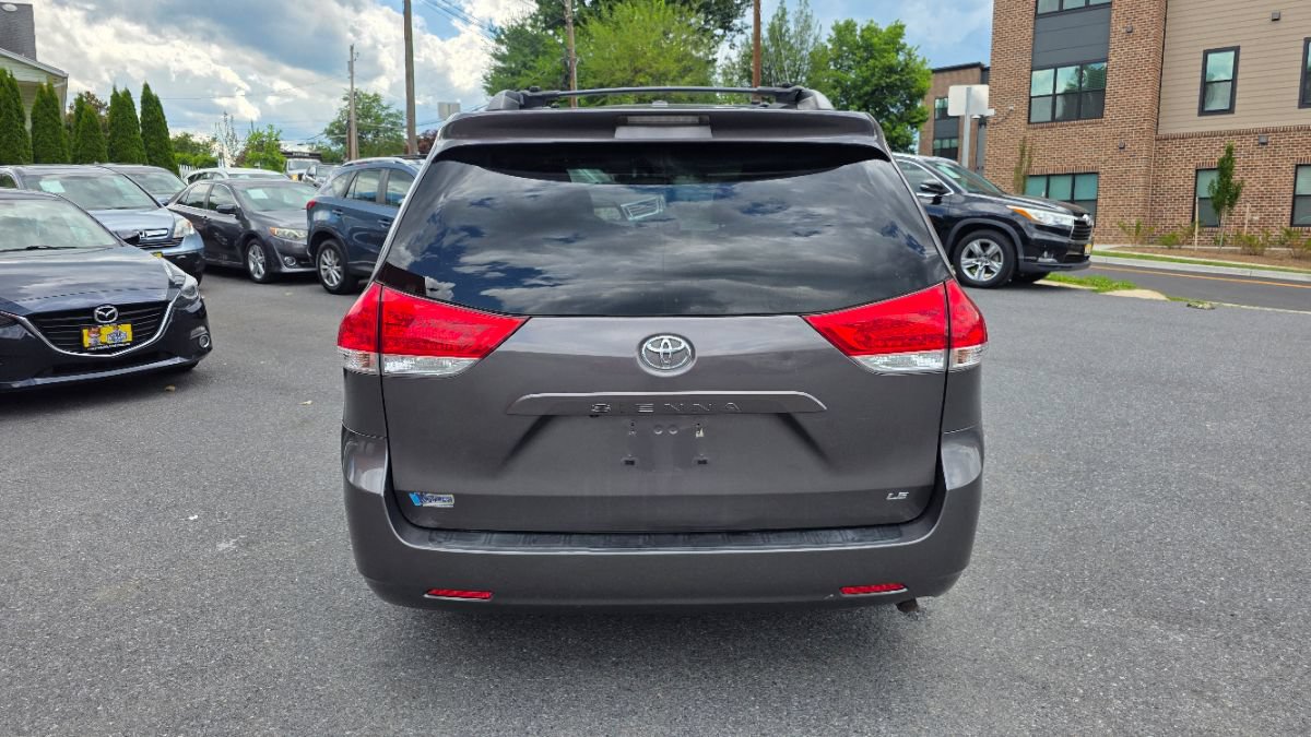 Used 2011 Toyota Sienna LE w/ Towing Pkg FWD image 6