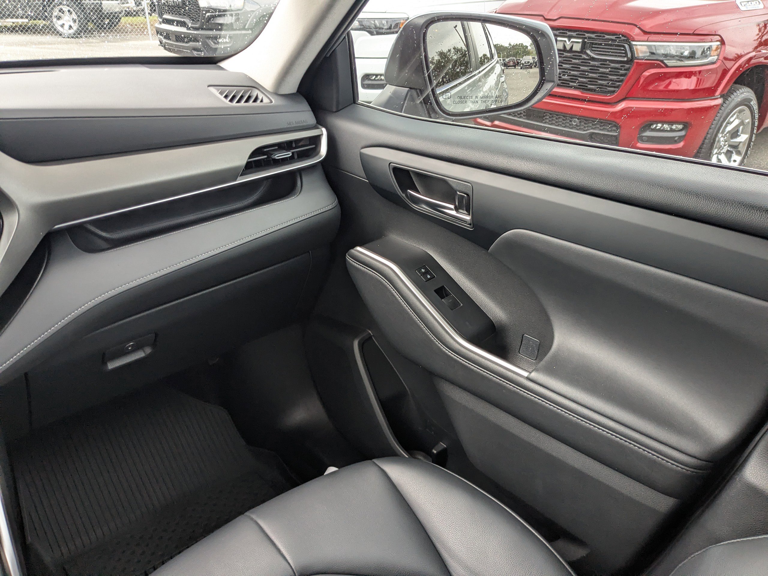 Used 2024 Toyota Highlander XLE image 17