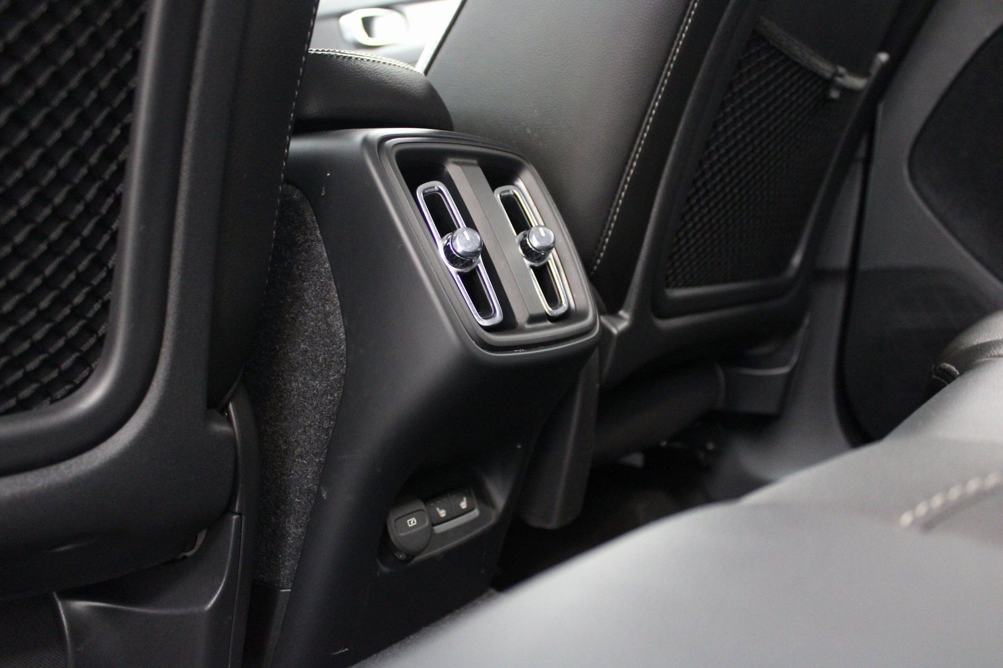 Used 2021 Volvo XC40 T5 Momentum image 22