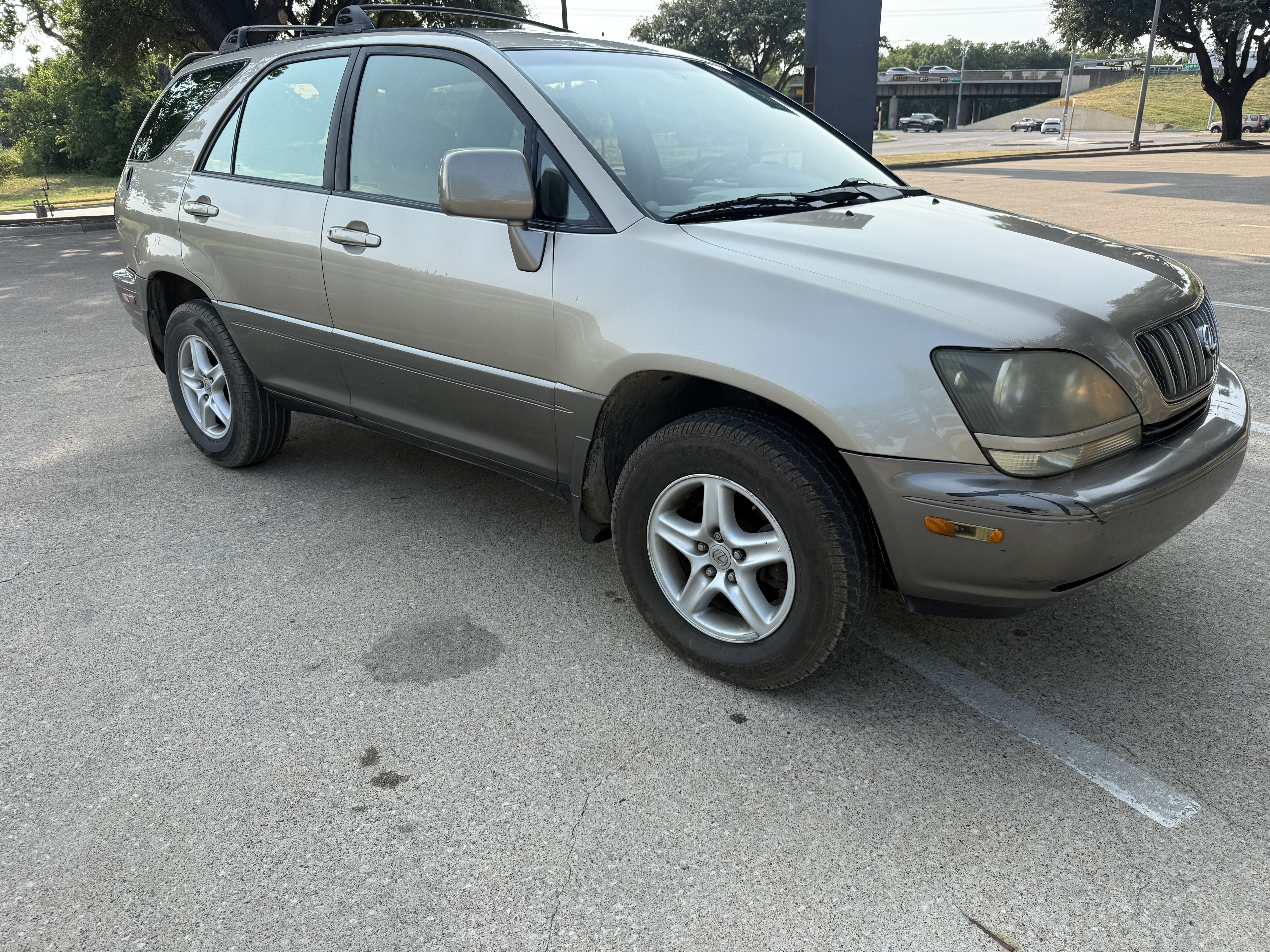Used 1999 Lexus RX 300 w/ Premium Pkg FWD image 3