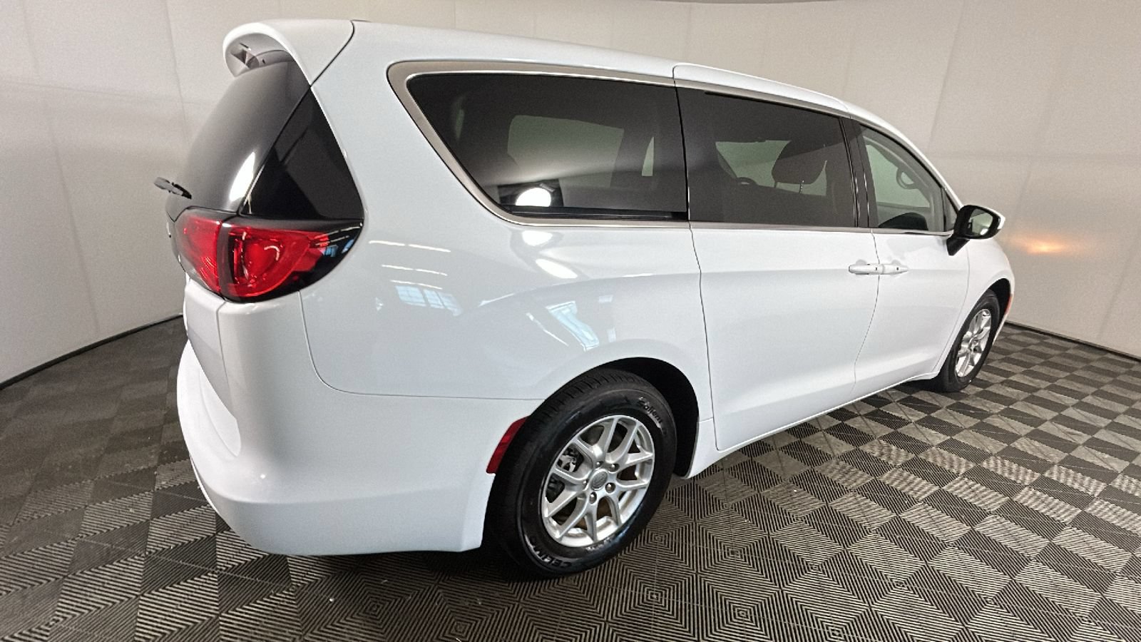 Used 2023 Chrysler Voyager LX FWD video 3