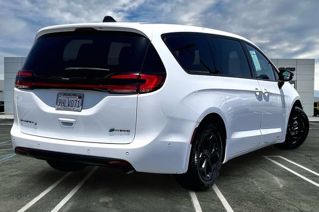 Used 2023 Chrysler Pacifica Limited w/ Uconnect Theater Family Group FWD image 13