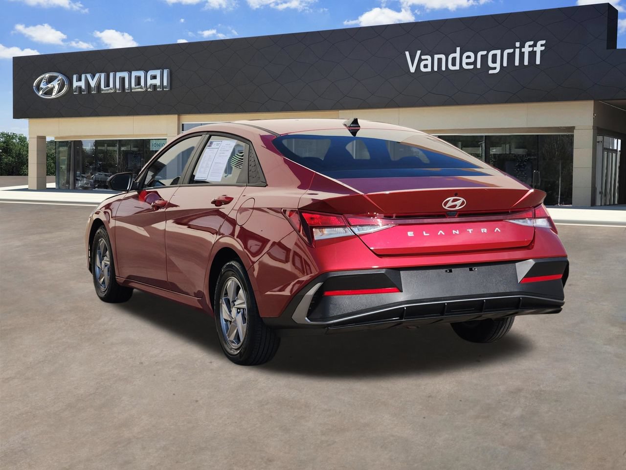 Used 2025 Hyundai Elantra SE w/ Cargo Package FWD image 3