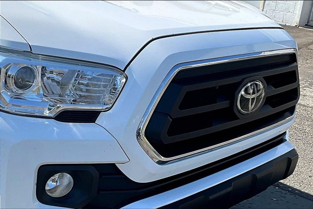 Used 2021 Toyota Tacoma SR5 AWD/4WD image 32