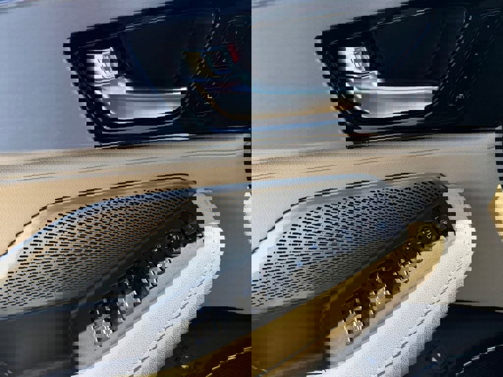 Used 2025 Acura MDX SH-AWD image 11