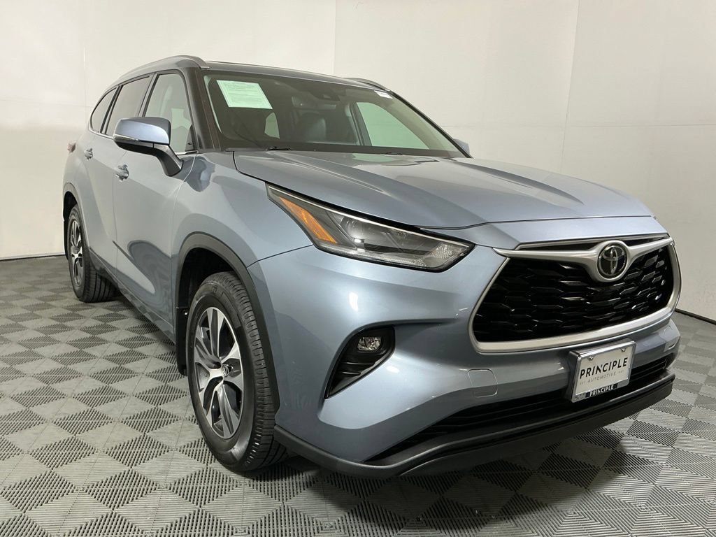 Used 2021 Toyota Highlander XLE AWD/4WD image 4