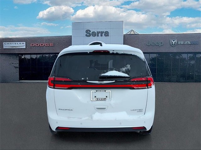 Used 2023 Chrysler Pacifica Limited image 5
