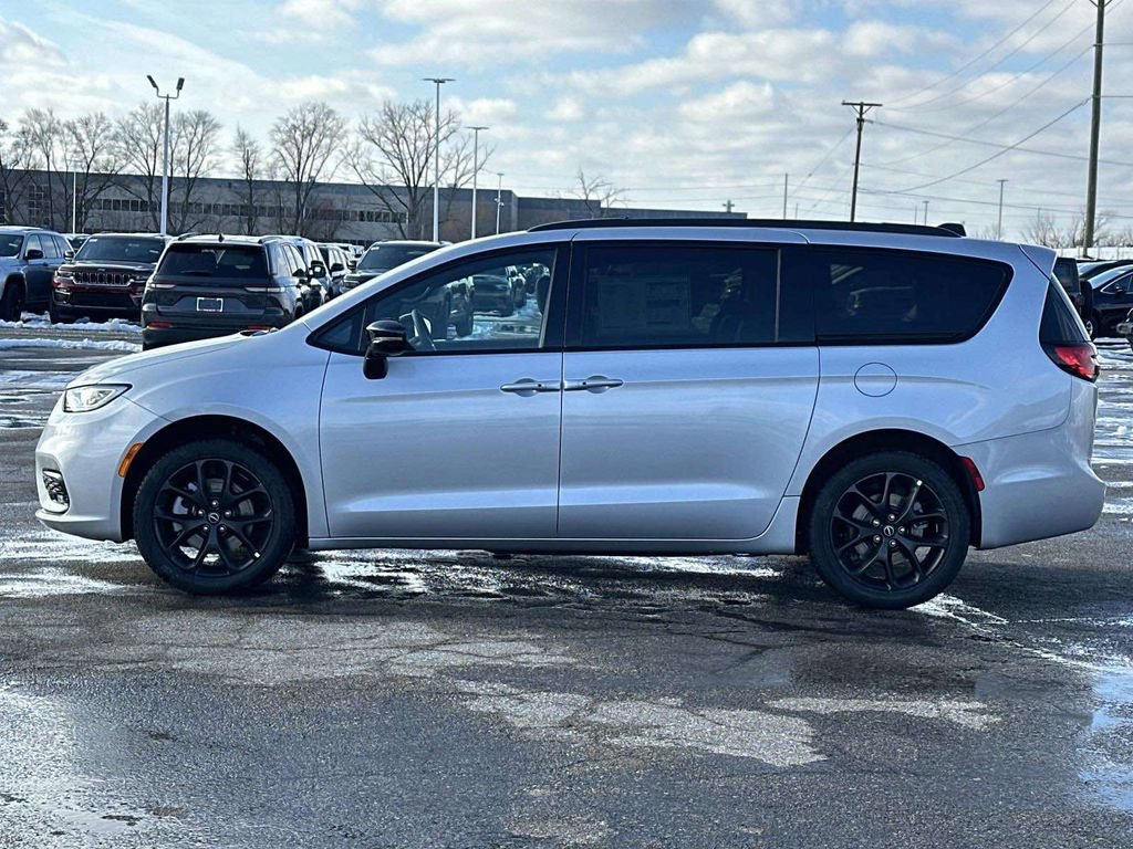 New 2026 Chrysler Pacifica Limited w/ S Appearance Package image 5