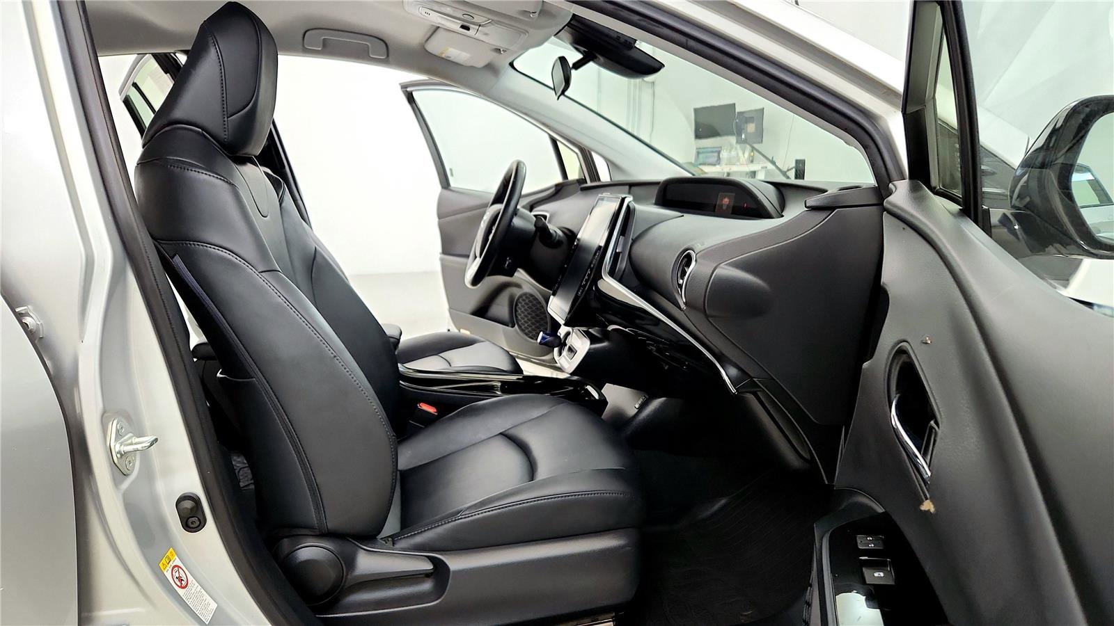 Used 2018 Toyota Prius Prime Premium image 17