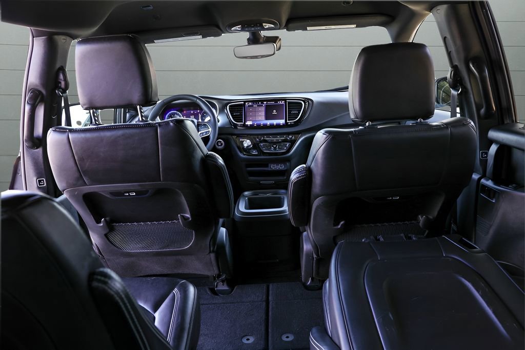 Used 2025 Chrysler Pacifica Select image 37