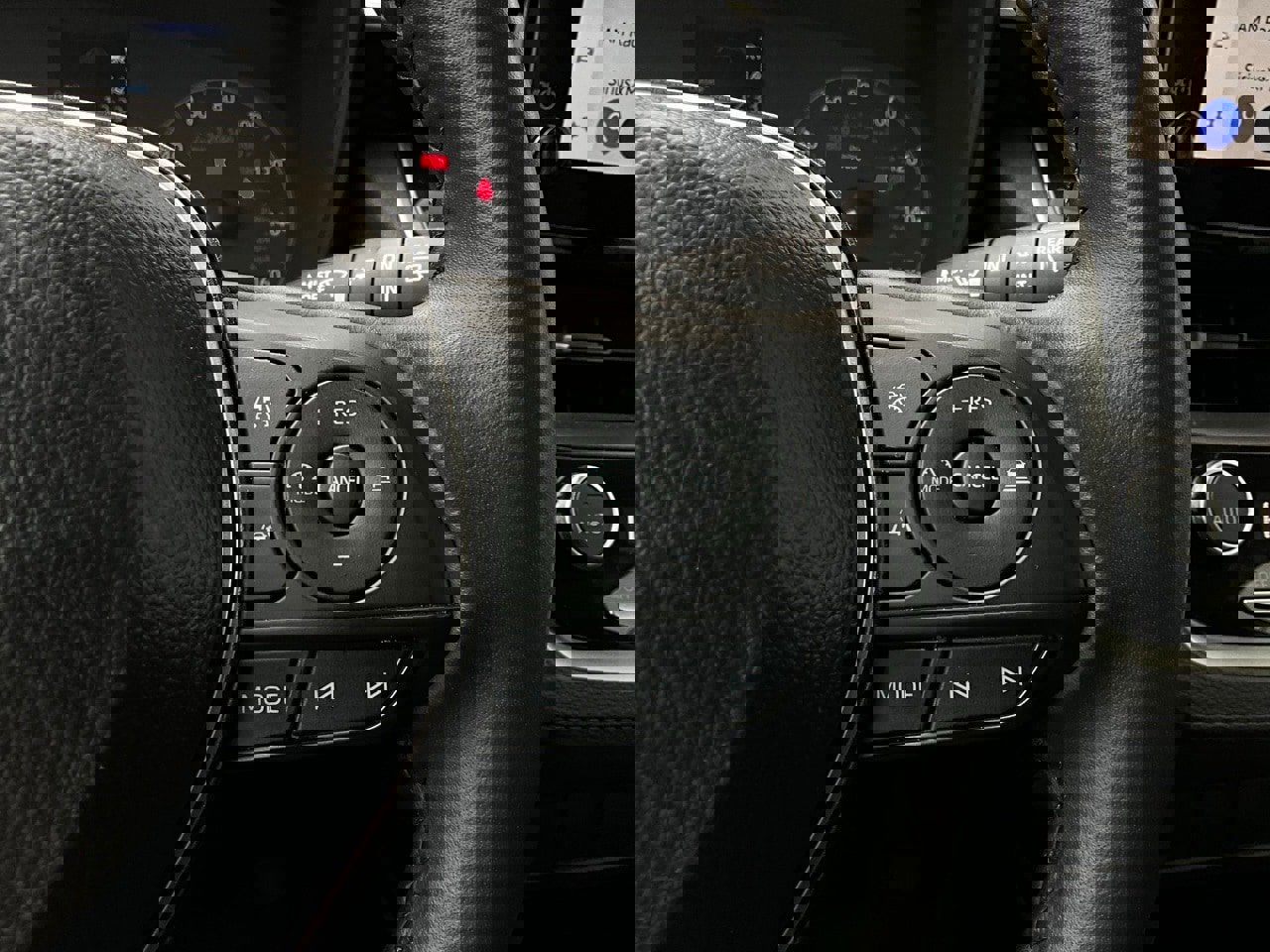 Used 2025 Toyota Corolla Cross LE image 33