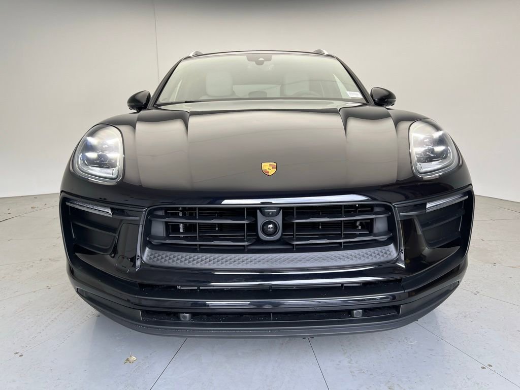 Used 2025 Porsche Macan image 25