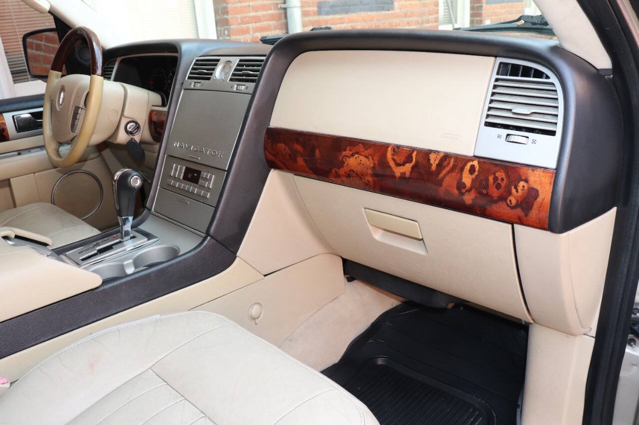 Used 2006 Lincoln Navigator Luxury RWD image 29