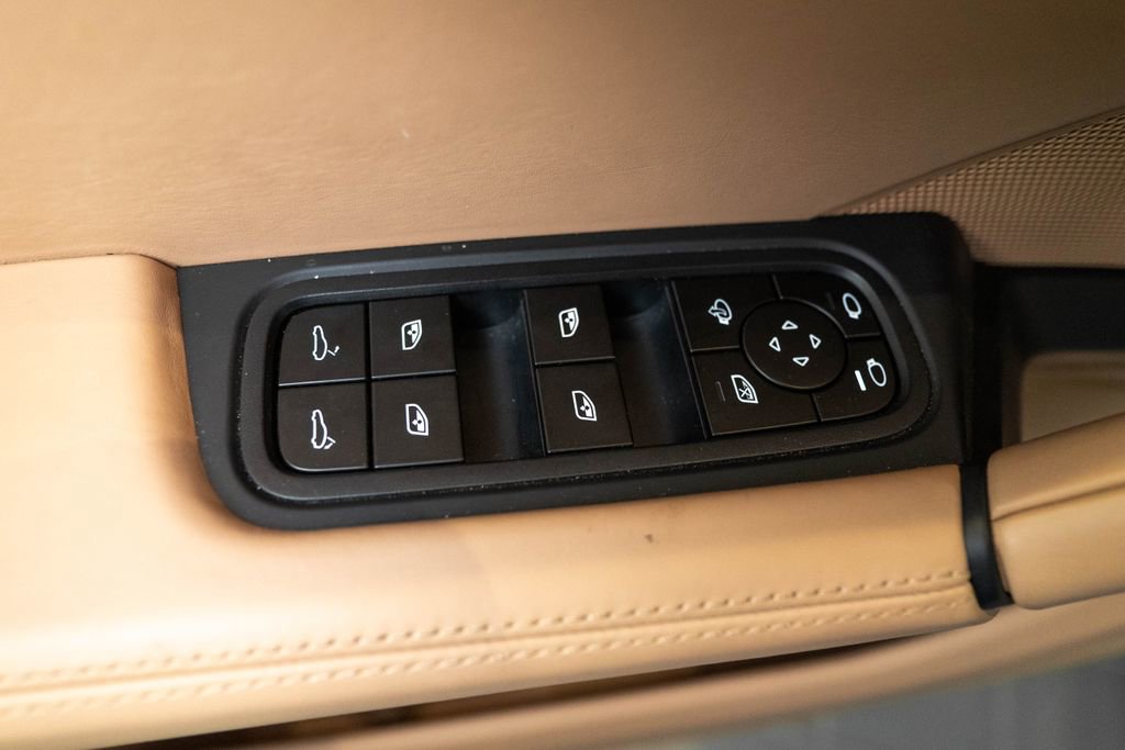 Certified 2024 Porsche Cayenne AWD/4WD image 19