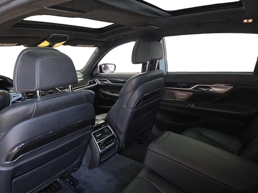 Used 2018 BMW 750i image 13