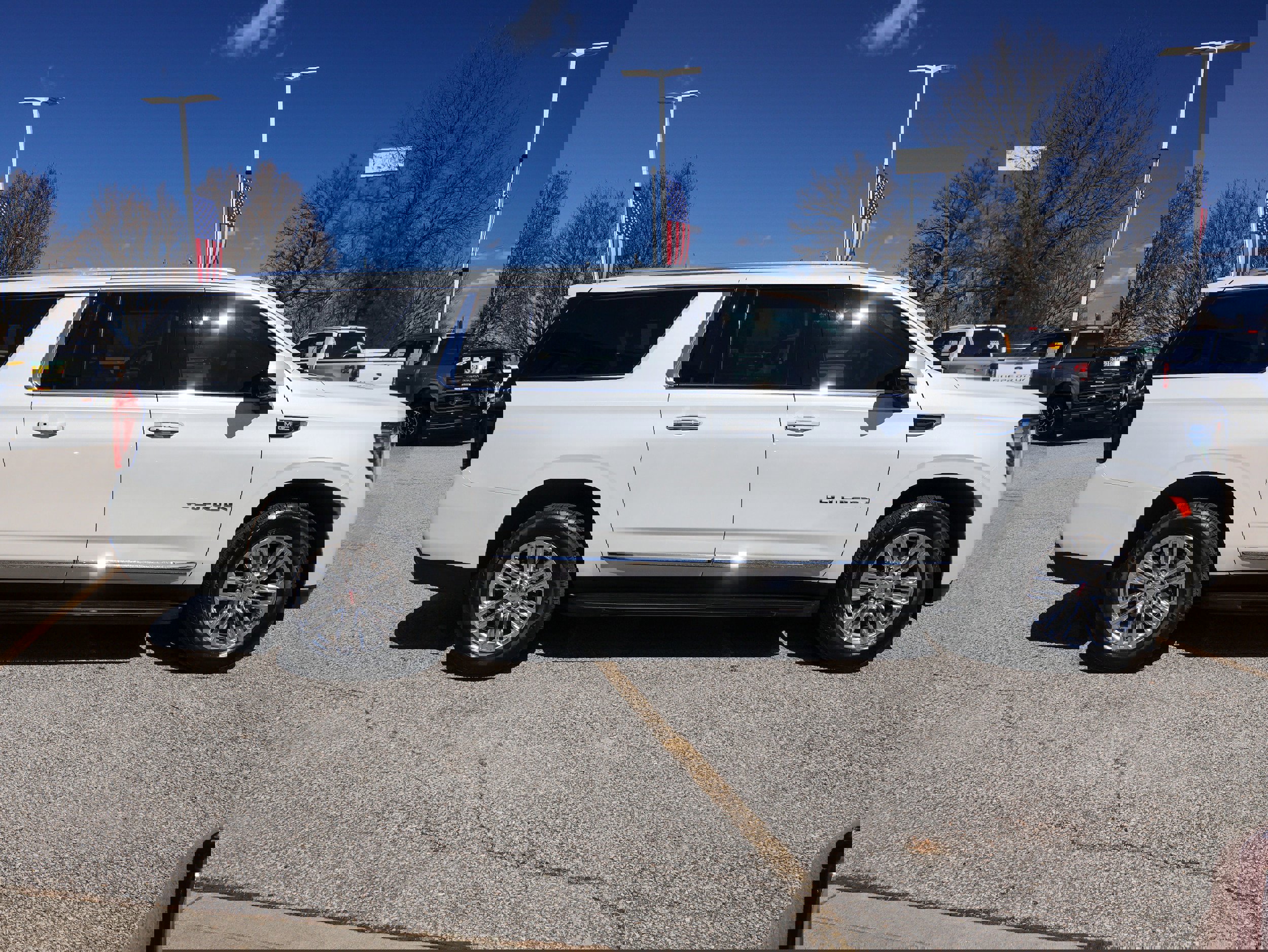 Used 2022 GMC Yukon XL SLT w/ SLT Premium Package image 6