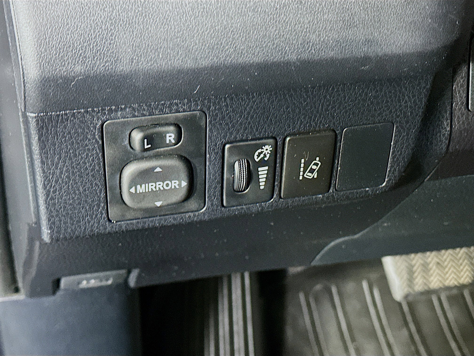 Used 2018 Toyota RAV4 LE image 17