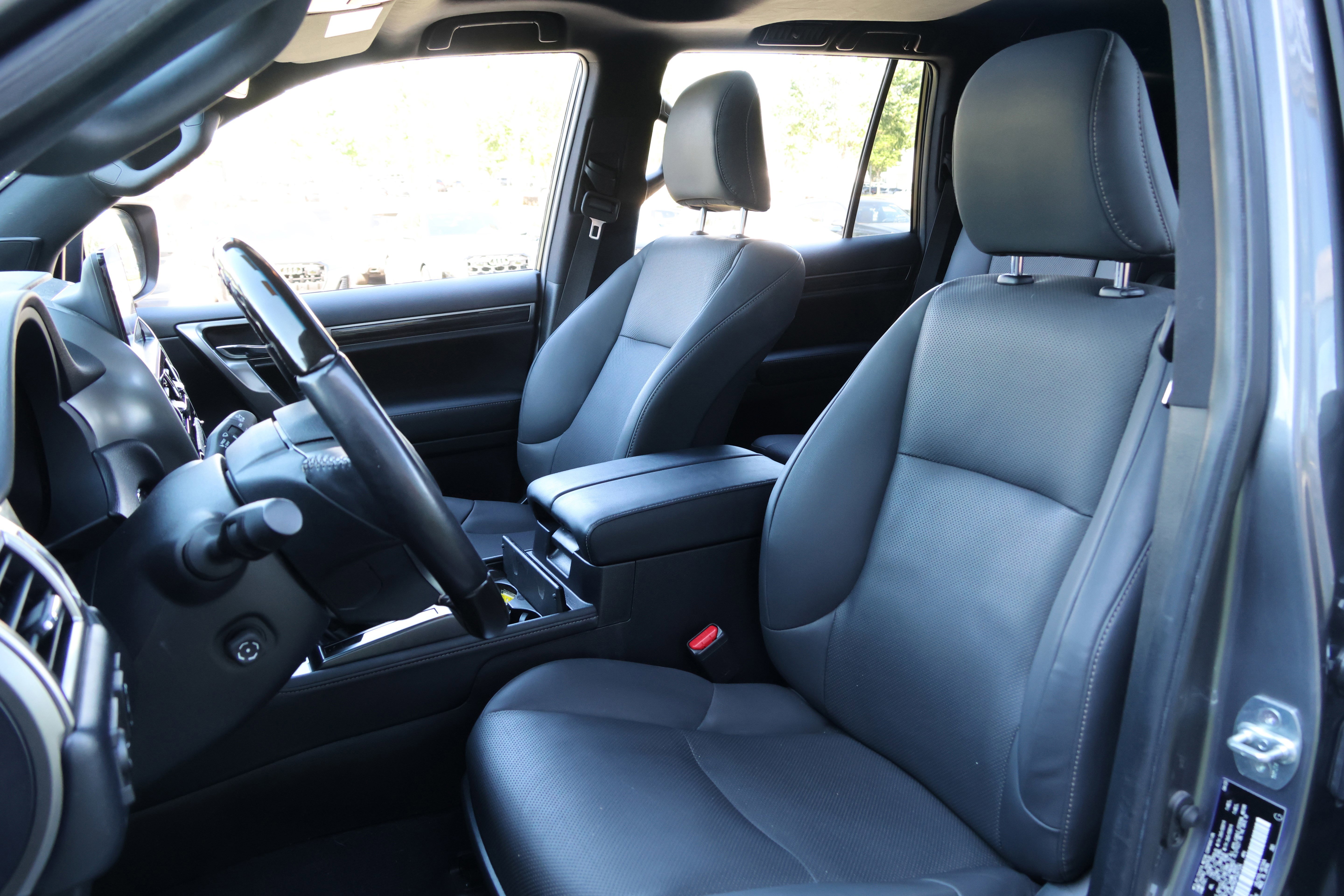 Used 2023 Lexus GX 460 Premium w/ Accessory Package AWD/4WD image 34