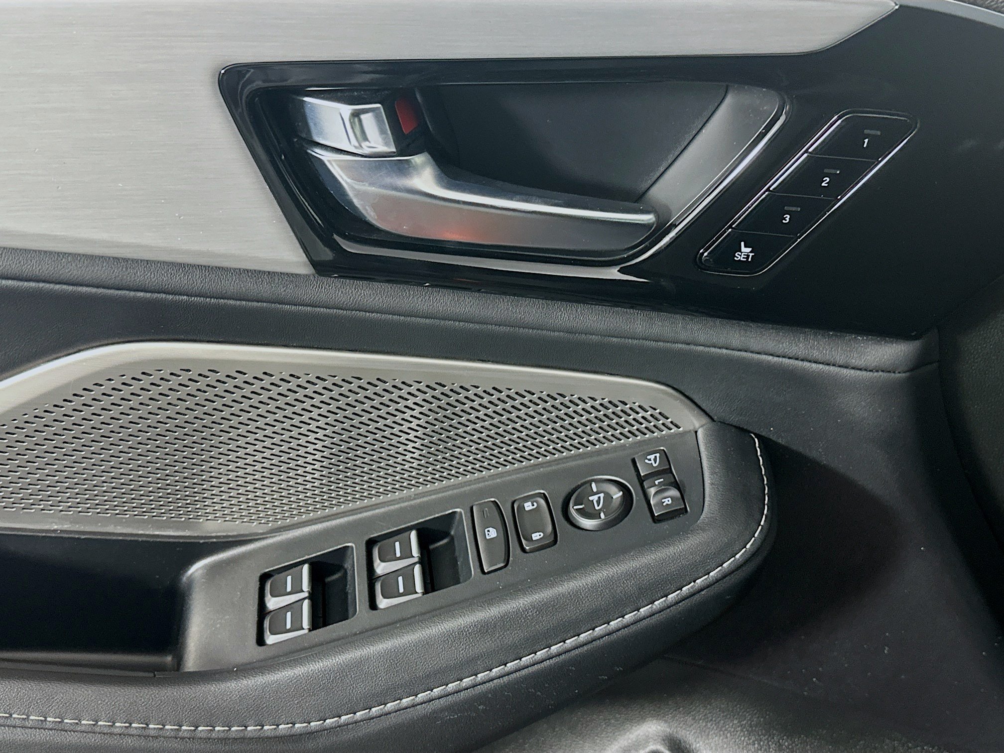 Used 2023 Acura MDX SH-AWD w/ Technology Package image 15