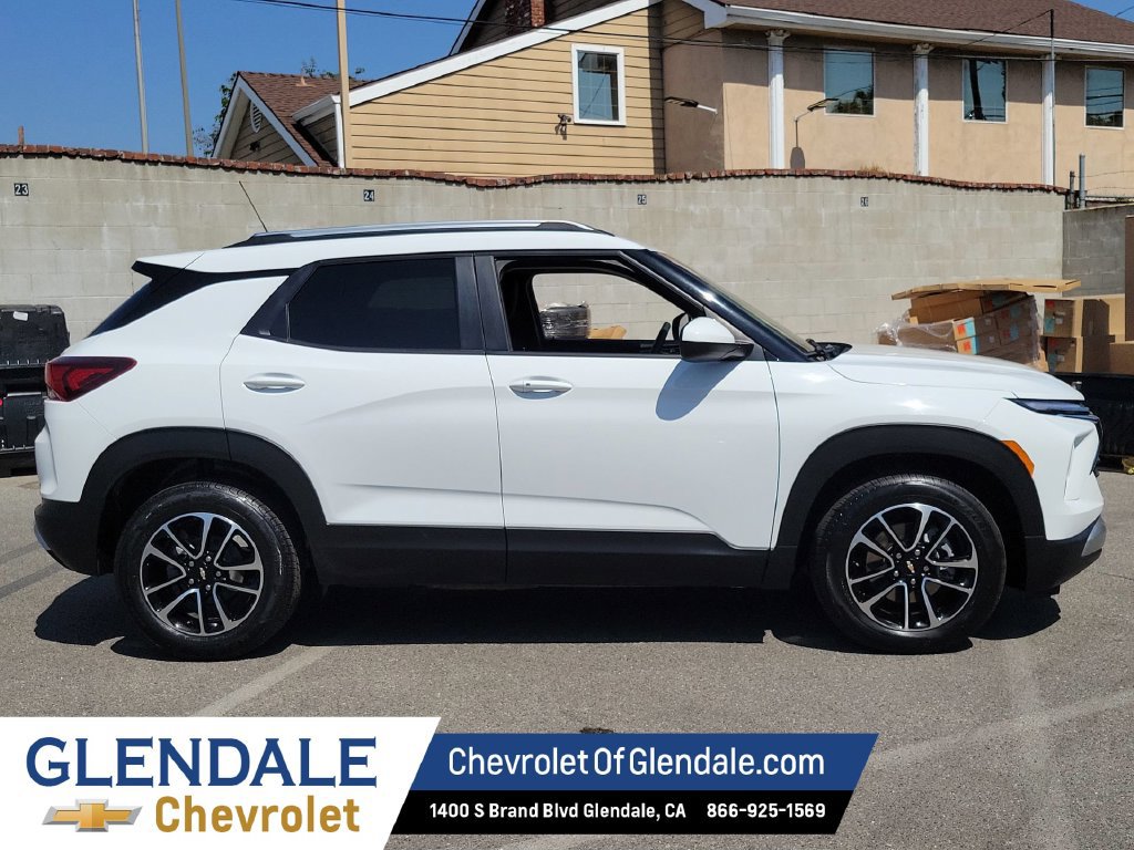 Used 2024 Chevrolet Trax RS w/ Driver Confidence Package FWD image 2