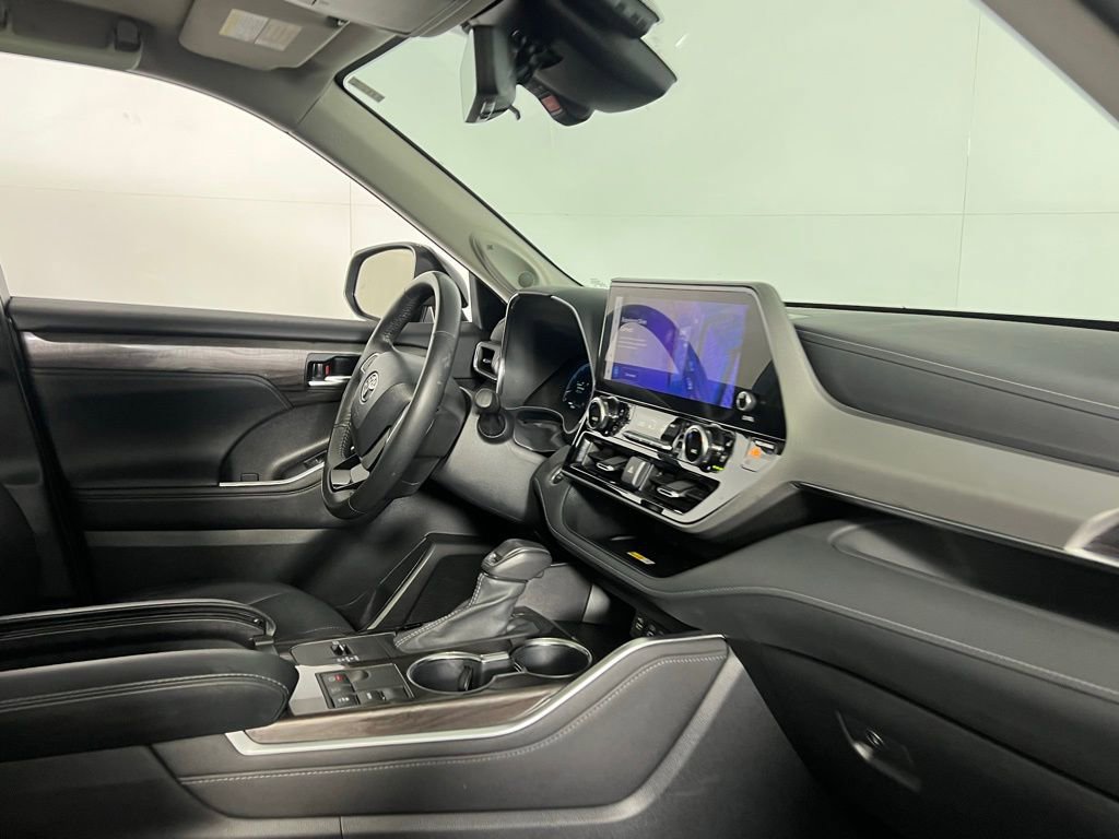 Used 2024 Toyota Highlander Platinum FWD image 29