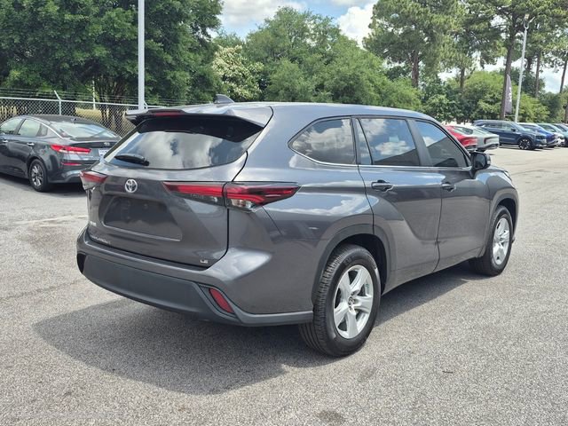 Used 2024 Toyota Highlander LE FWD image 2