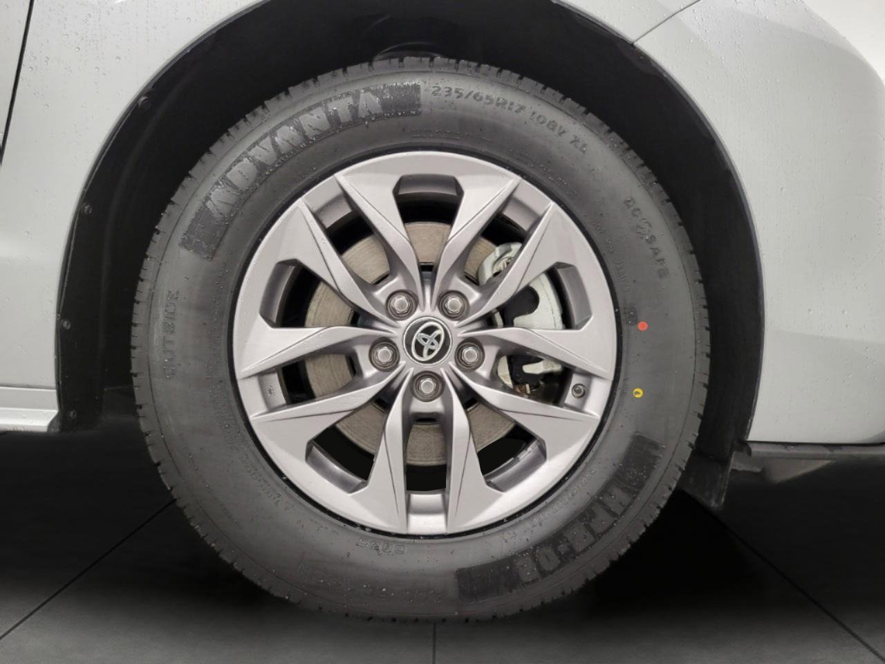 Used 2025 Toyota Sienna LE image 3