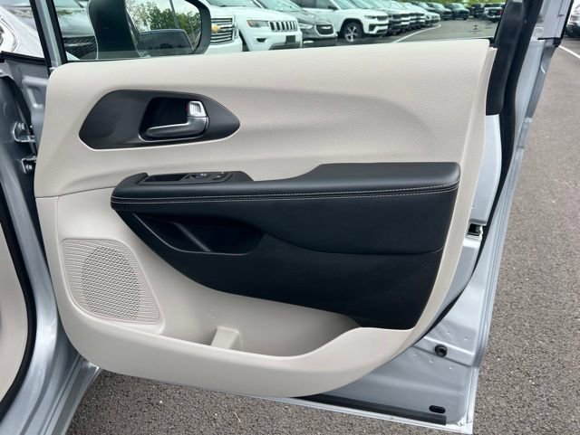 Used 2023 Chrysler Pacifica Touring-L FWD image 26