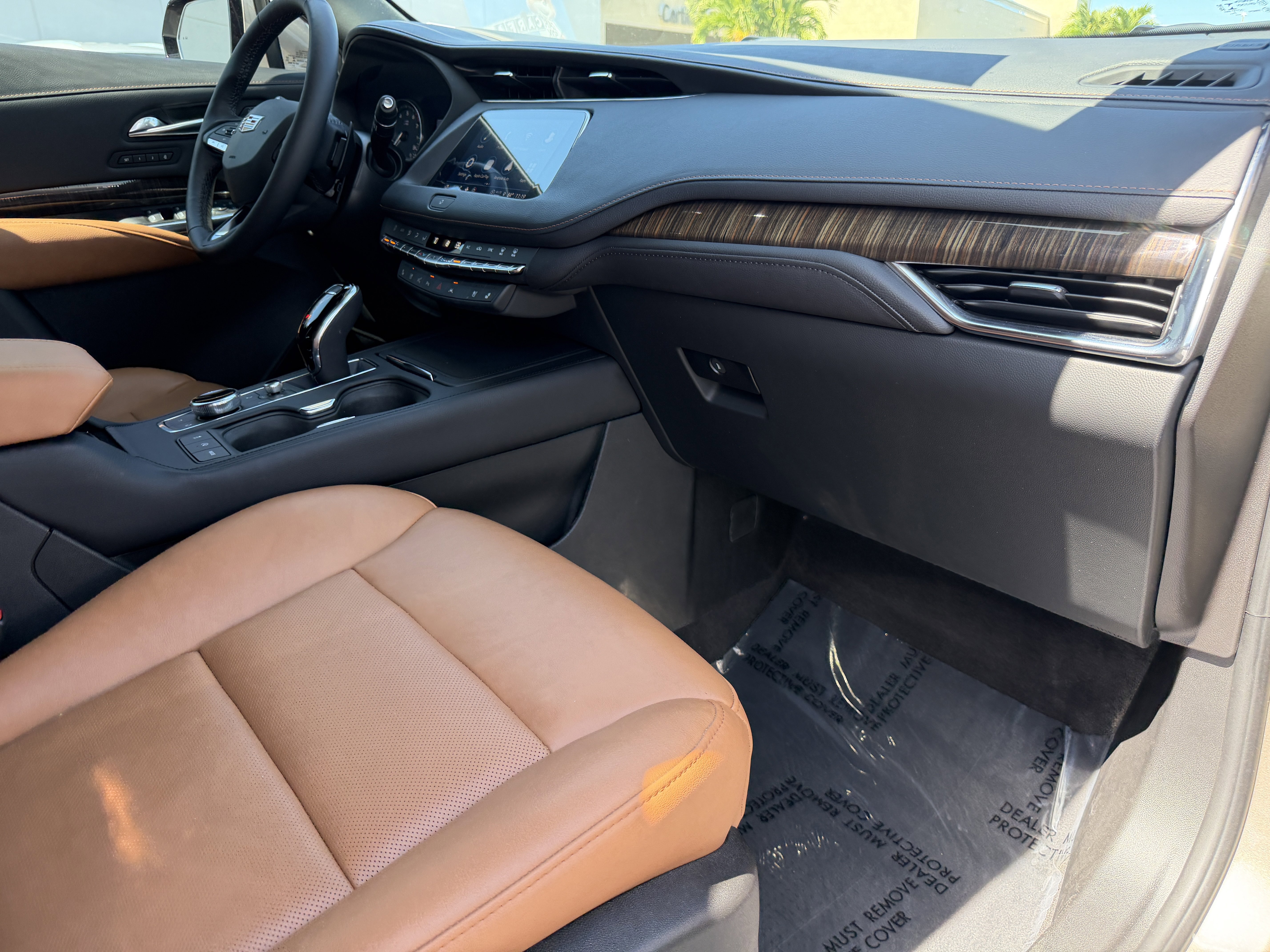 Certified 2022 Cadillac XT4 Premium Luxury w/ Technology Package FWD image 12