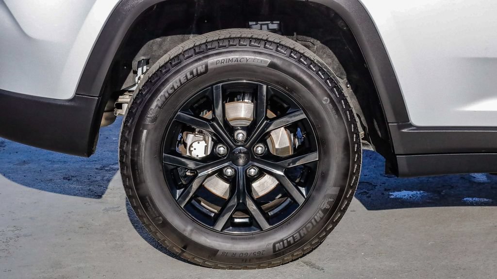 Used 2025 Jeep Grand Cherokee Altitude AWD/4WD image 12