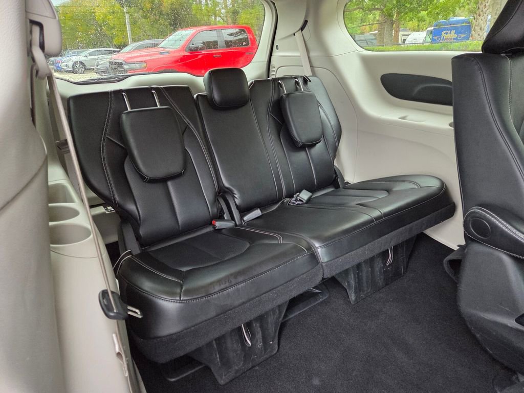 Used 2024 Chrysler Pacifica Select image 15