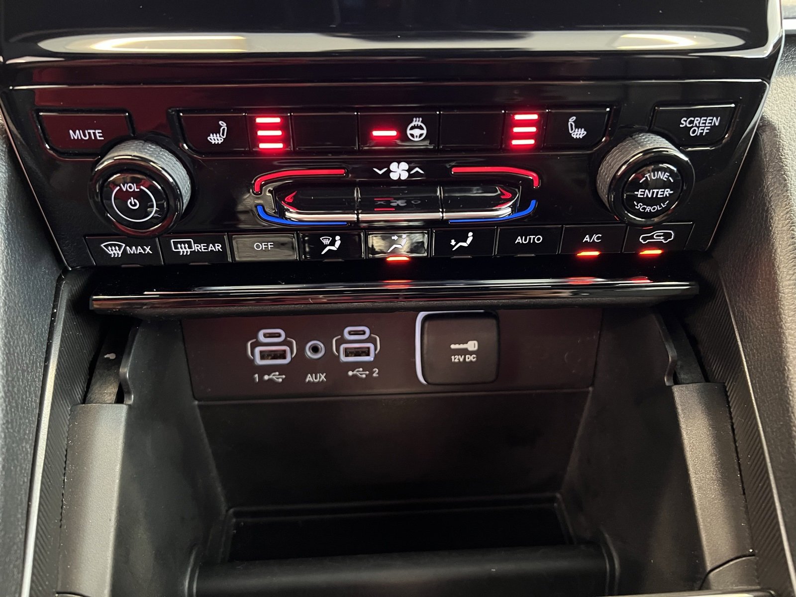 Used 2024 Jeep Grand Cherokee L Limited w/ Black Appearance Package image 28