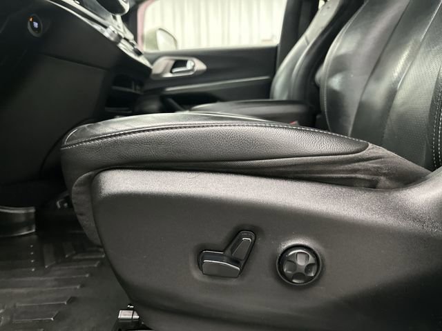 Used 2020 Chrysler Pacifica Touring-L image 19