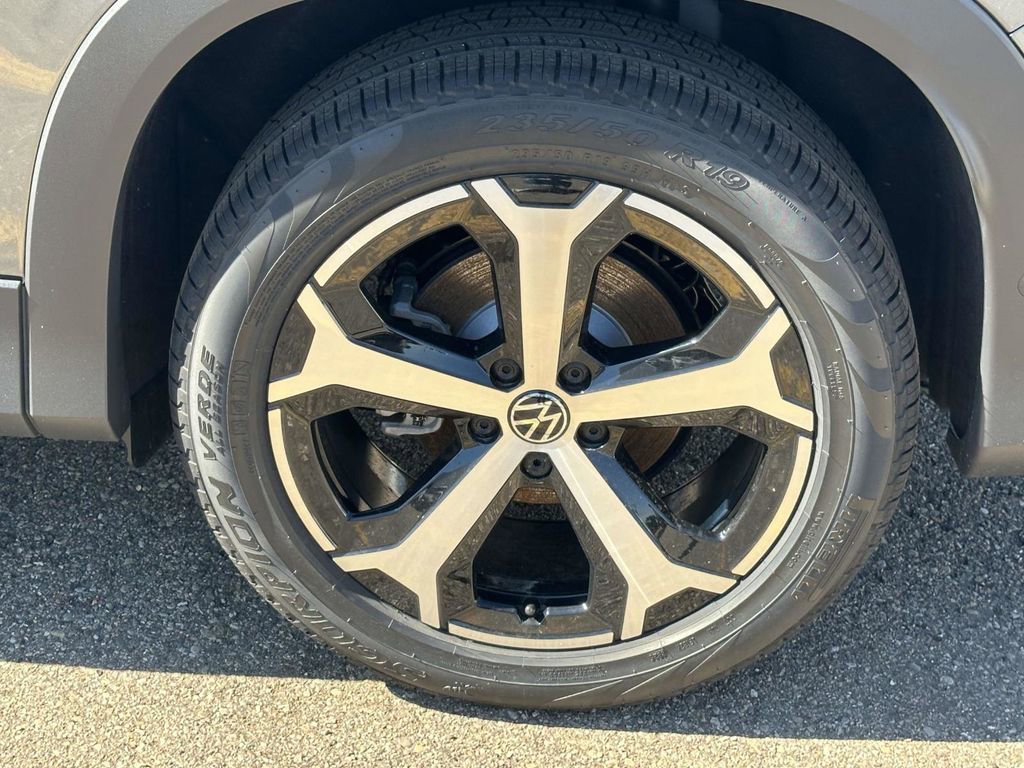 New 2025 Volkswagen Tiguan SE image 8