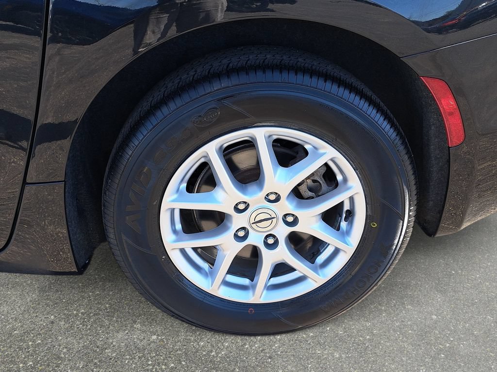 Used 2023 Chrysler Pacifica Touring FWD image 35