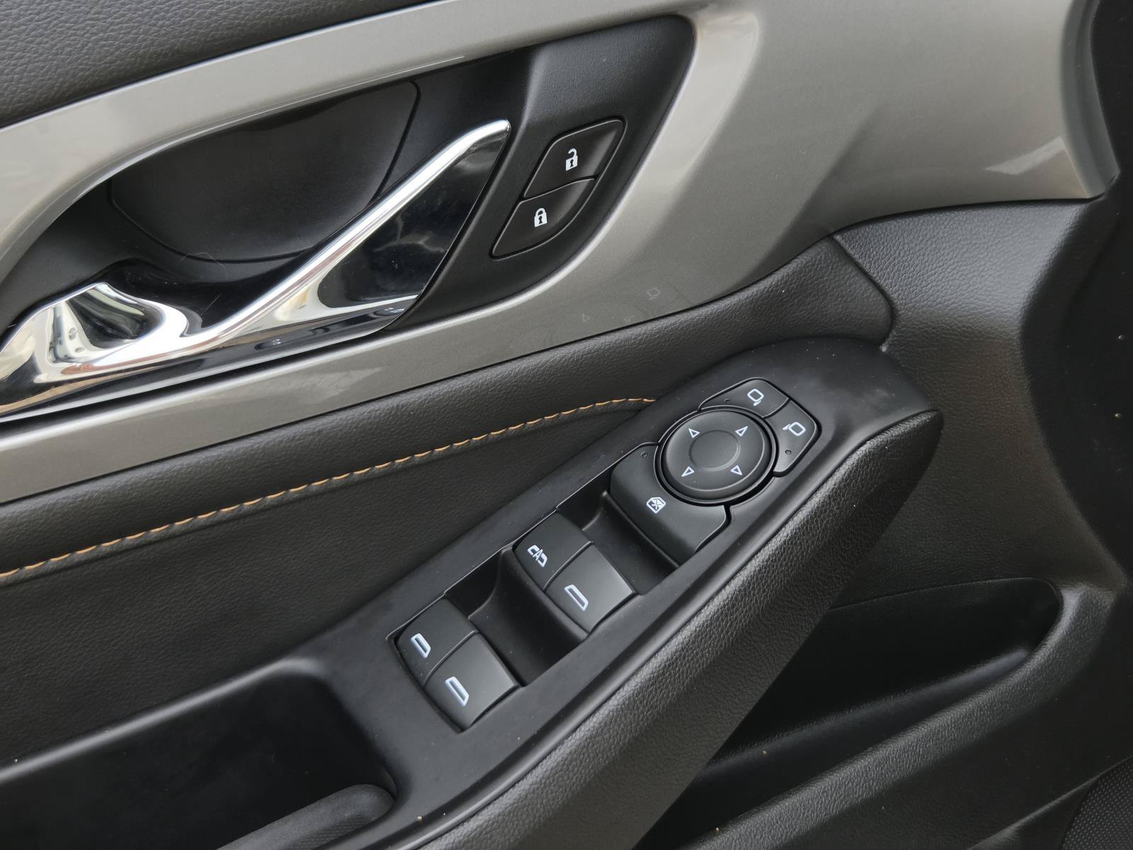 Used 2020 Chevrolet Traverse RS FWD image 19
