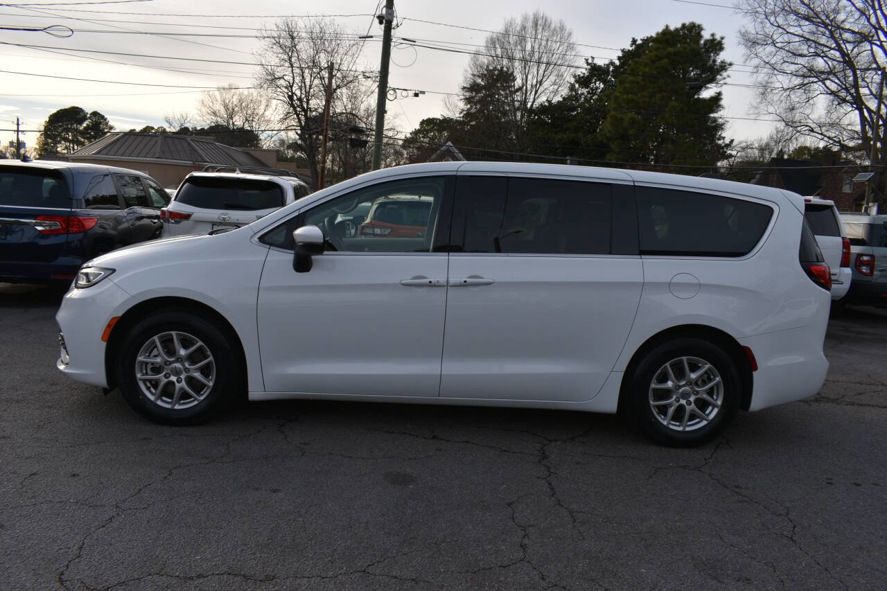 Used 2023 Chrysler Pacifica Touring-L image 4