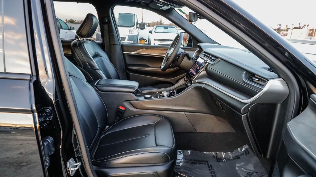 Certified 2024 Jeep Grand Cherokee L Limited w/ Luxury Tech Group II image 21