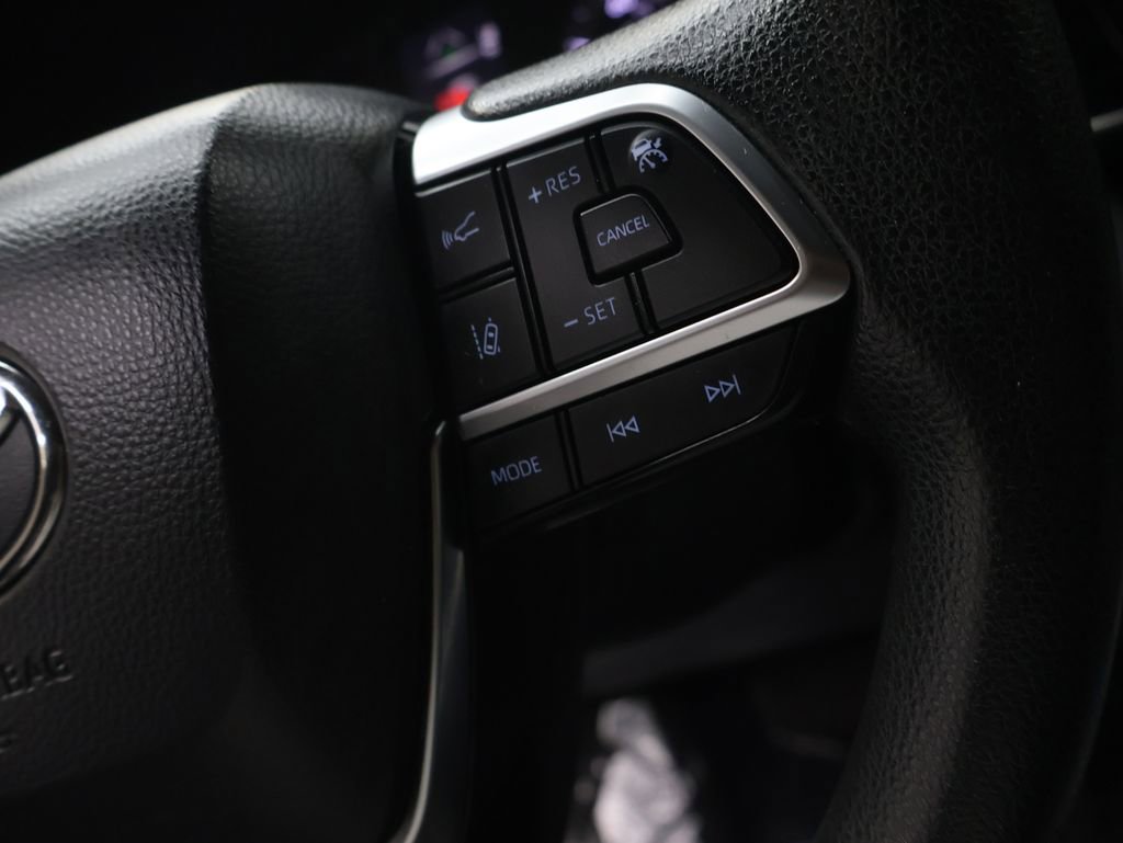 Used 2021 Toyota Highlander L FWD image 21