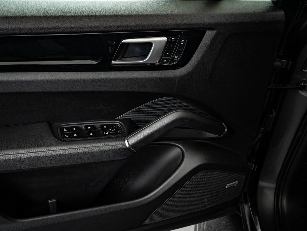 Certified 2022 Porsche Cayenne E-Hybrid w/ Premium Package image 30