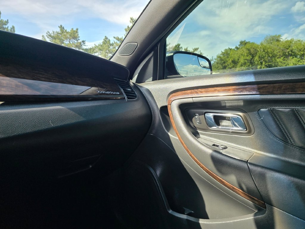 Used 2014 Ford Taurus Limited FWD image 25